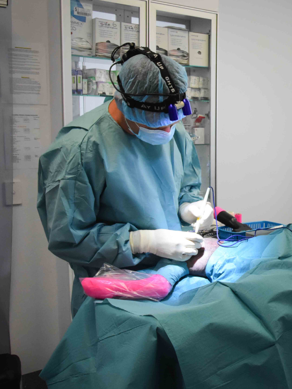Pimpama City Vet - Dr Grant Kemp performing surgery